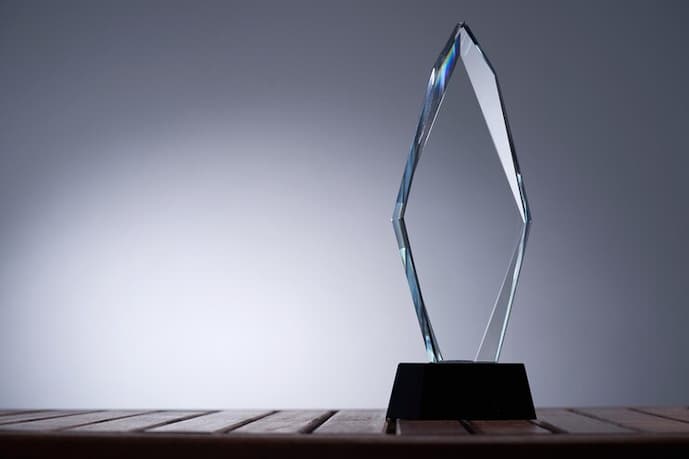 Fábrica de troféu de acrílico em Guarulhos: como a Acriltech Brasil garante qualidade superior