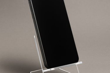 Conheça as vantagens de um suporte para celular de acrílico